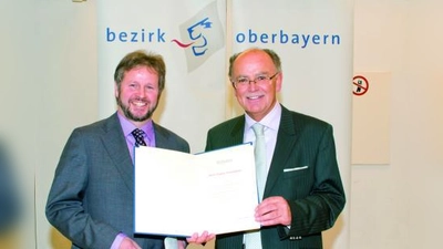 Stephan Schwaiblmair (links) erhielt aus den Händen von Bezirkstagspräsident Mederer die Bezirksmedaille. (Foto: pi)