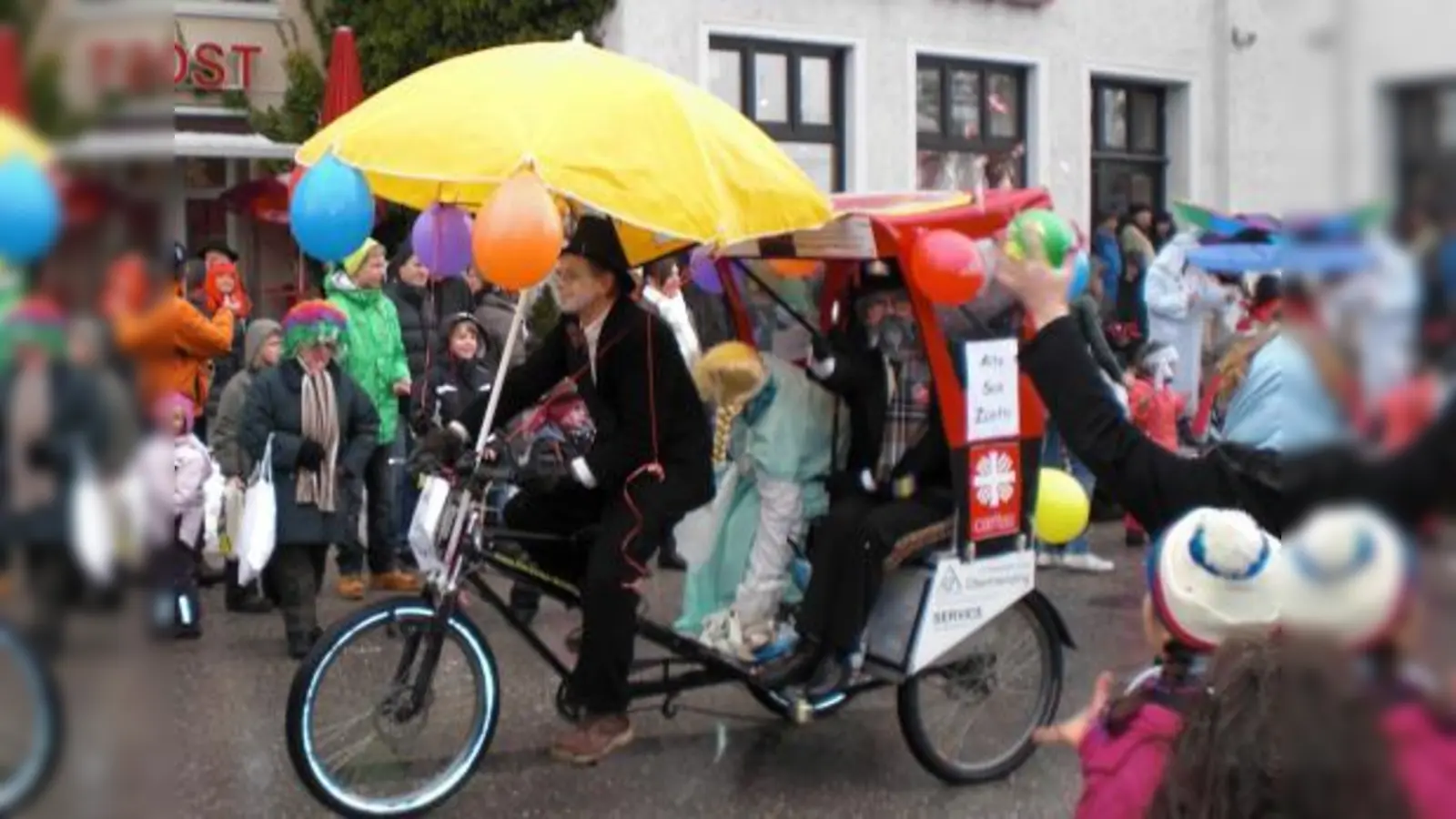 Der Wagen der Caritas und des ASZ Obermenzing: „Alte san zünfti!” (Foto: SE)