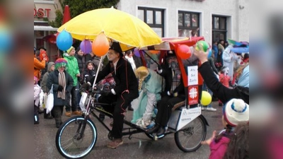 Der Wagen der Caritas und des ASZ Obermenzing: „Alte san zünfti!” (Foto: SE)