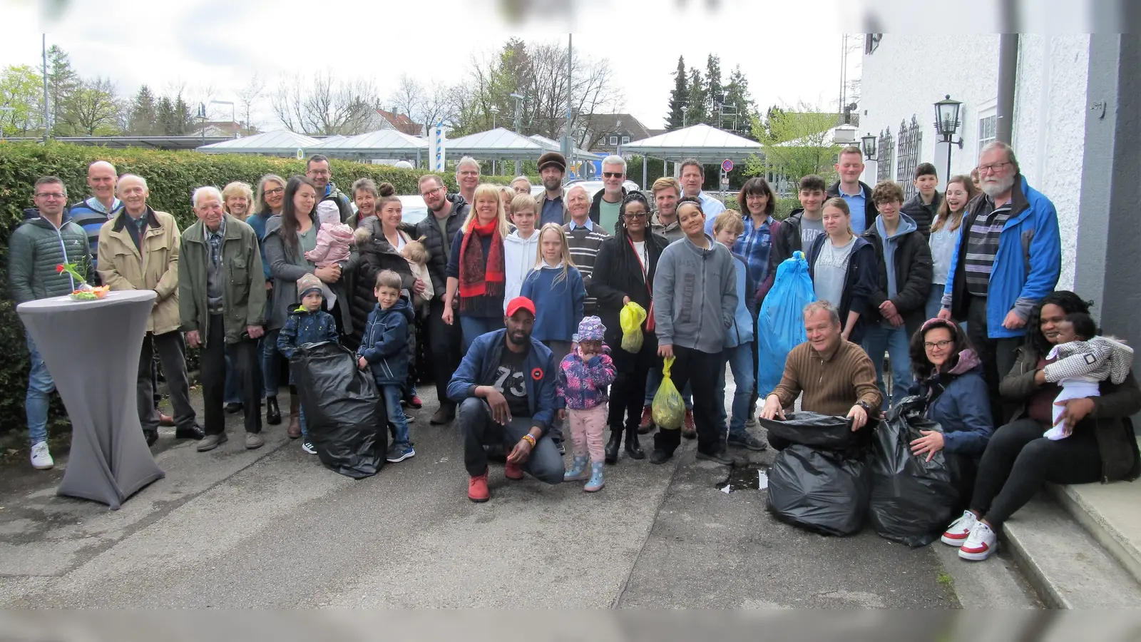 Der Aufruf zur Bewahrung der Schöpfung fruchtete: Über 50 Mitglieder der Freien evangelischen Gemeinde Germering blieben nach dem Gottesdienst, um für Ordnung zu sorgen. (Foto: FeG Germering)