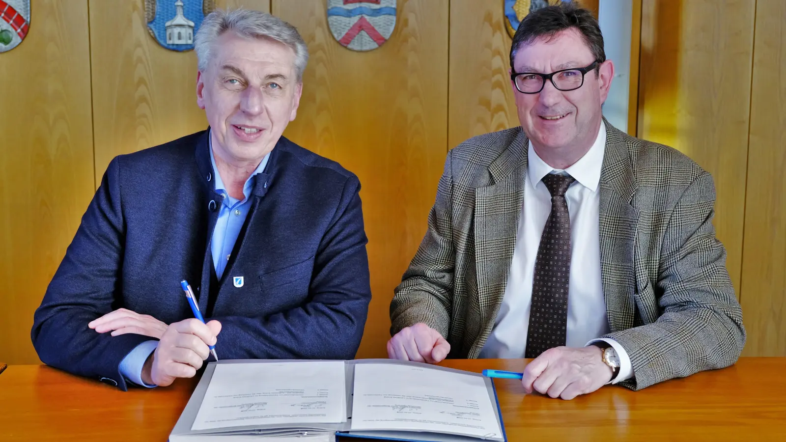 Bürgermeister Bernhard Mücke (l.) und Landrat Martin Bayerstorfer bei der Unterzeichnung der Kooperationsvereinbarung. (Foto: LRA Erding)