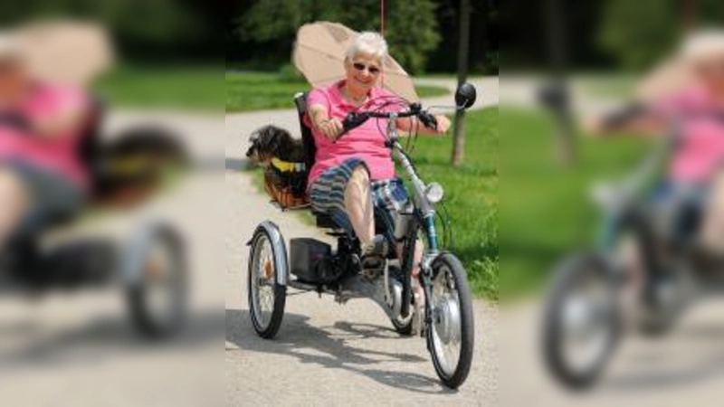 Gunda Kraus bewältigt mit ihrem Pedelec-Dreirad ihre Alltagswege.    Foto:greencity