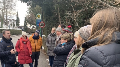 An der Bushaltestelle in der Parkstraße ging man dann zum praktischen Teil der Schulung über. (Foto: PI Gauting)