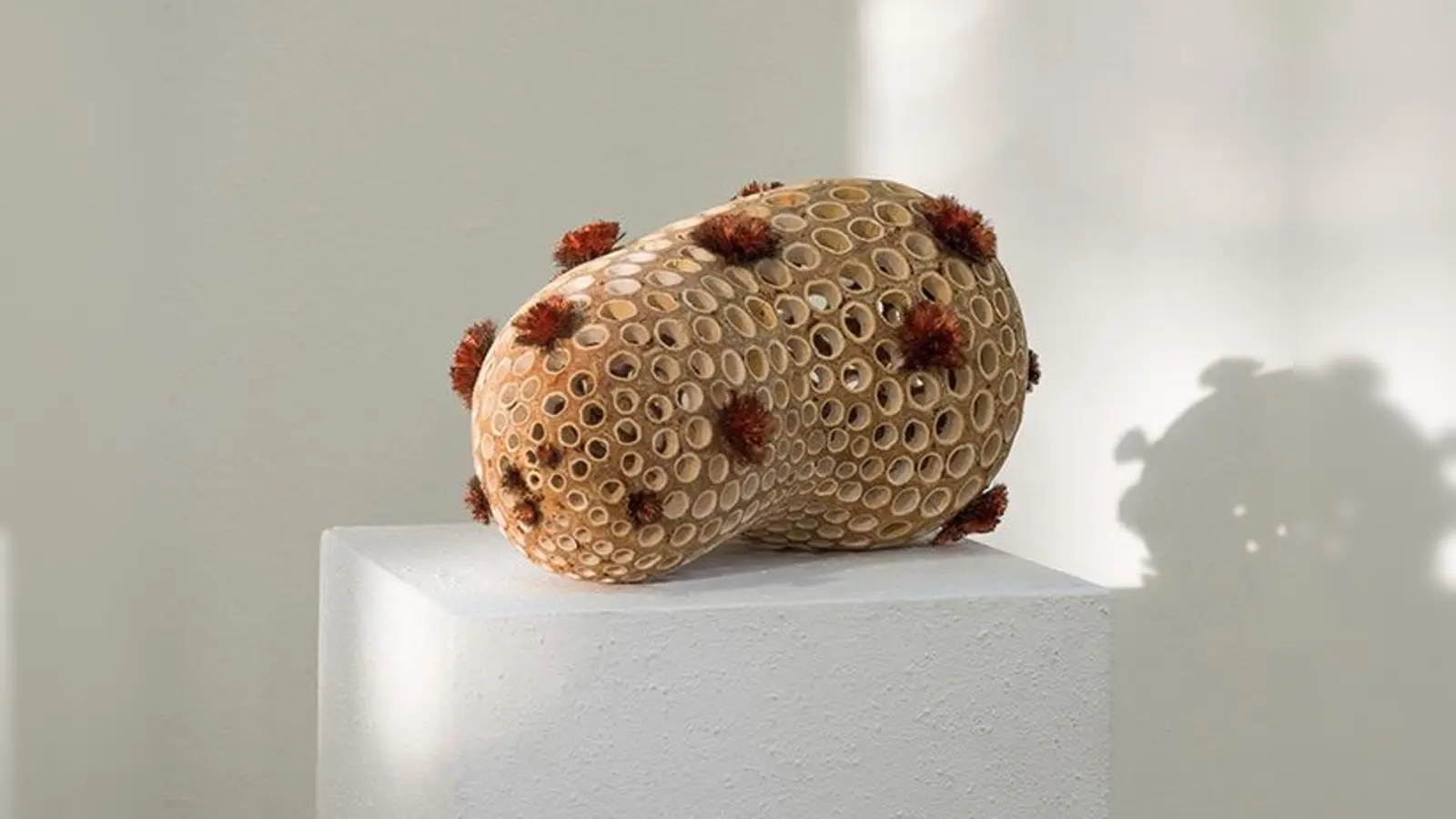 Die Ausstellung von Doris Leuschner und Elsa Nietmann in der Unterkirche von St. Raphael in der Lechelstraße geht vom 14. bis 29. März. (Foto: www.doris-leuschner.de)