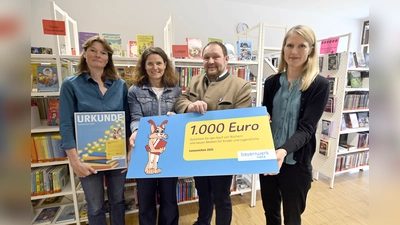 Bei der Übergabe der Spende vom Bayernwerk an Bücherei in Aying (v.l.): Birgit Graßl, Alex Unger, Bürgermeister Peter Wagner und Susanne Seuffert. (Foto: Claus Schunk)