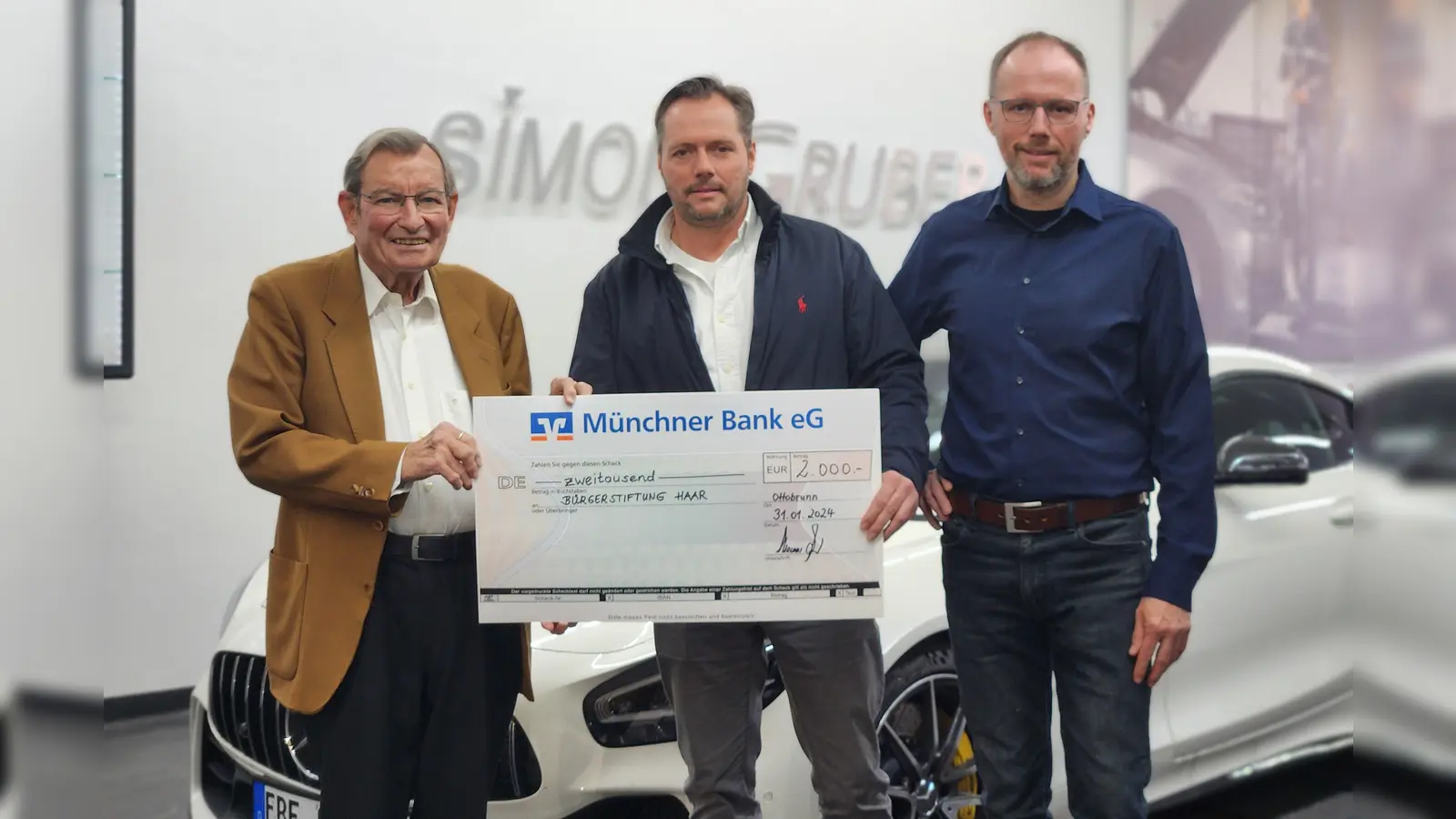 Von links: Jürgen Partenheimer, Vorstandsvorsitzender der Bürgerstiftung Haar, sowie Thomas und Armin Anzi, Inhaber des Autohauses Simon Gruber.  (Foto: Bürgerstiftung Haar)