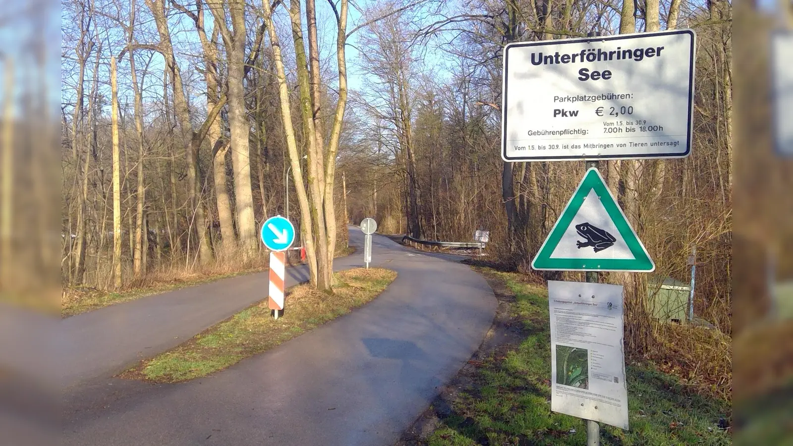 Eine beliebte Wanderstrecke für Amphibien ist die Zufahrt zum Poschinger Weiher, der offiziell Unterföhringer See heißt. Hier heißt es: Obacht geben! (Foto: bas)