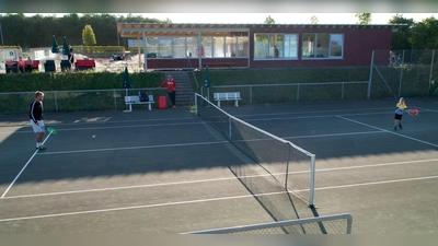 Tennisprofi Kevin Krawietz (links) schlug auch ein paar Bälle mit den Kinder und Jugendlichen des SVH. (Foto: Robert Hinz)