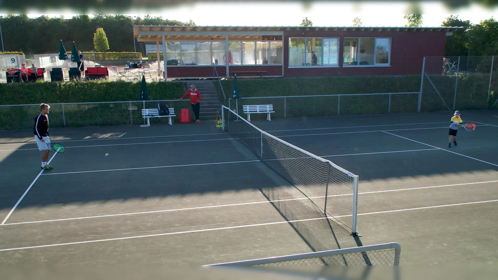 Tennisprofi Kevin Krawietz (links) schlug auch ein paar Bälle mit den Kinder und Jugendlichen des SVH. (Foto: Robert Hinz)