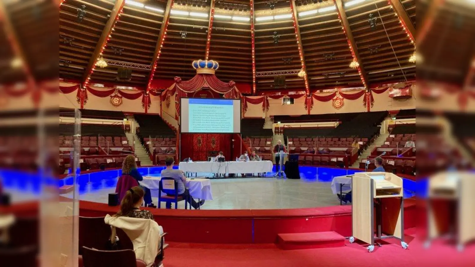 Manege frei für die Bürgerversamlung Obermenzing: rund 50 Bürger fanden sich im Zirkus Krone ein. (Foto: us)