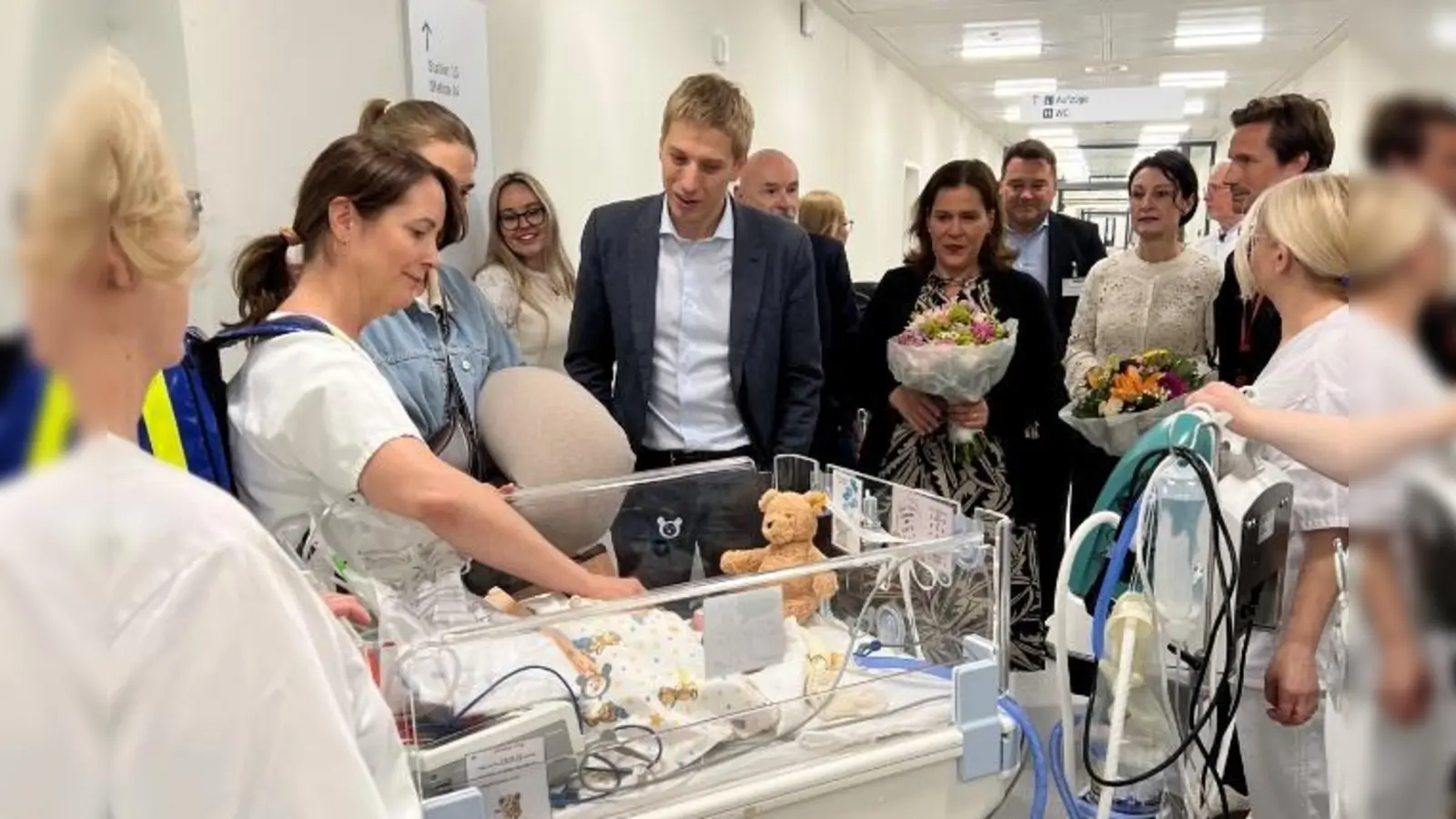 Großer Umzug der Kleinsten: OB Dominik Krause und Bürgermeisterin Verena Dietl begrüßten mit der MüK-Geschäftsführung um Dr. Götz Brodermann (Vorsitzender der Geschäftsführung) die kleine Emilia und ihre Mama, die als eine der ersten Patientinnen auf die neue Intermediate Care Station der Neonatologie eingezogen ist.  (Foto: München Klinik)