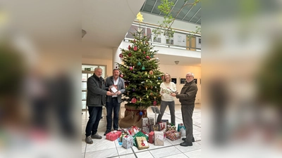 Vor dem Wunschbaum mit den Geschenken (v.l.): Franz Bachl (Tafel Zorneding), Bürgermeister Piet Mayr, 2. Bürgermeisterin Bianka Poschenrieder und Hans-Werner Franke (Tafel Zorneding). (Foto: Gem. Zorneding)