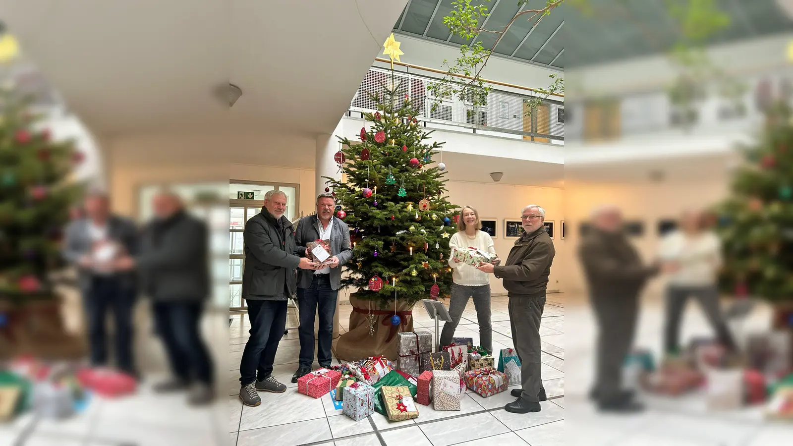 Vor dem Wunschbaum mit den Geschenken (v.l.): Franz Bachl (Tafel Zorneding), Bürgermeister Piet Mayr, 2. Bürgermeisterin Bianka Poschenrieder und Hans-Werner Franke (Tafel Zorneding). (Foto: Gem. Zorneding)