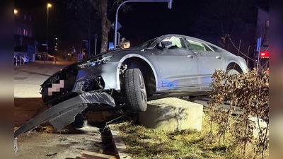 Auf einem Betonsockel gelandet war dieses Auto in der Landsberger Straße in Germering. (Foto: FF Germering)