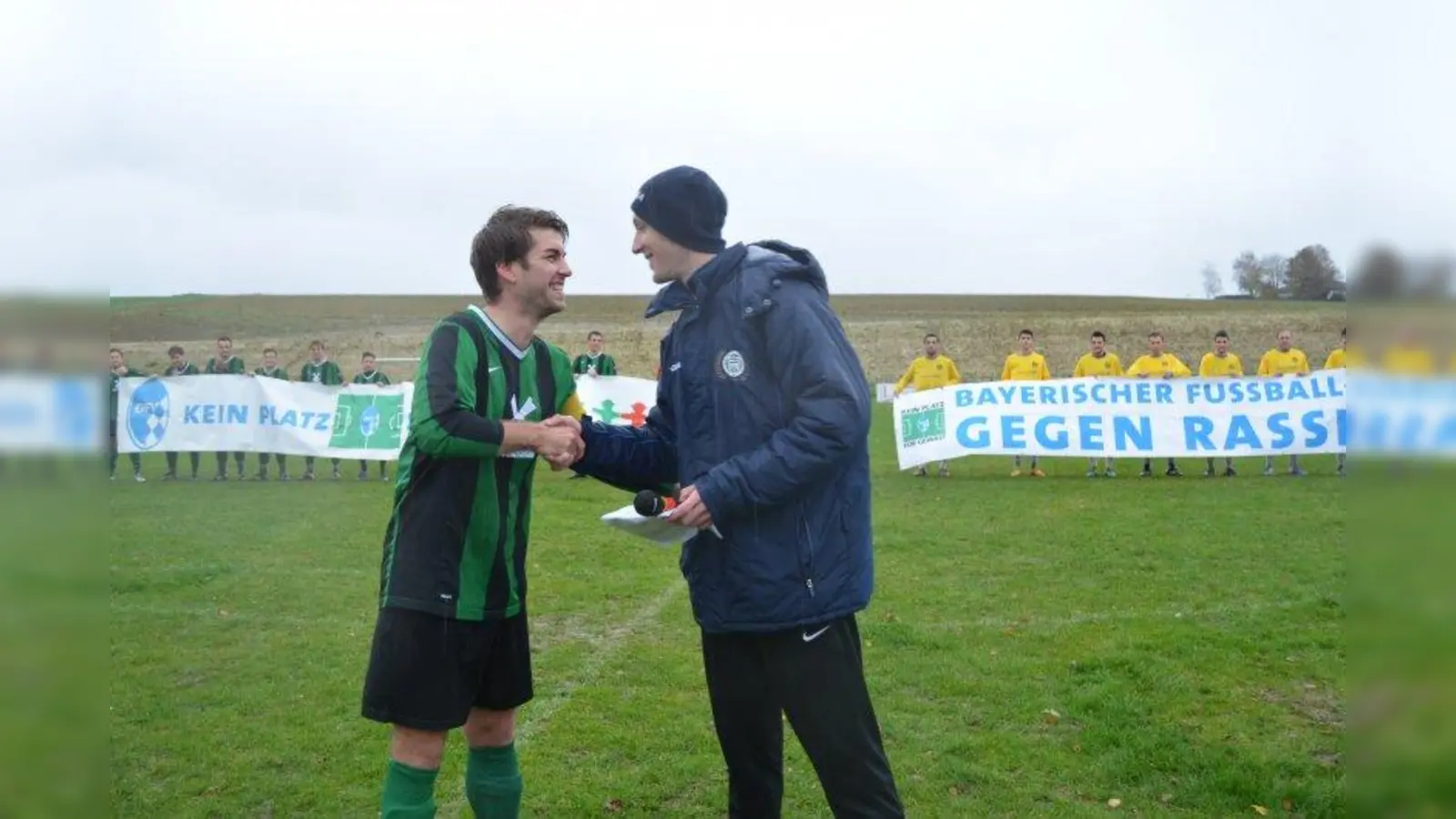 Hoffentlich keine einmalige Geste: Vorm Anstoß bekannten sich die beiden Spielführer zu Fairness, Regelbefolgung sowie Solidarität und reichten sich nach jahrelanger Rivalität zum ersten mal die Hand. (Foto: Manuela Werner)