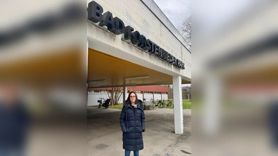 CSU-Stadträtin Veronika Mirlach vor dem Stäblibad: „Wir wollen, dass unser Schwimmbad nach dem Abriss auf jeden Fall neu entsteht!” (Foto: CSU/FW-Fraktion)