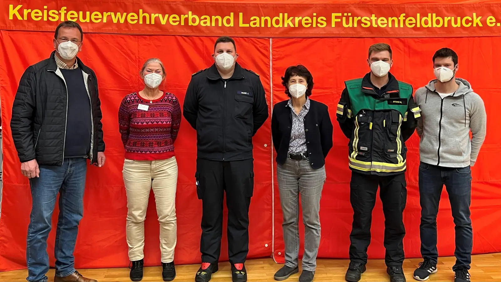 Die Feuerwehr Unterpfaffenhofen hat das Impfteam unterstützt. Lob gab es von Oberbürgermeister Andreas Haas (l.) und Stadthallenleiterin Medea Schmidt (4.v.l.). (Foto: FFW Unterpfaffenhofen)