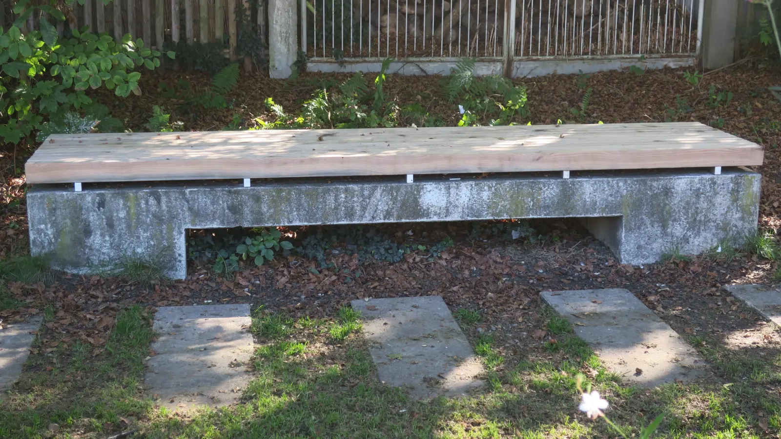 Der Bezirksausschuss setzt sich dafür ein, dass die Steinsockel der Sitzbänke am Laimer Anger sauber werden. (Foto: Gerhard Laub)