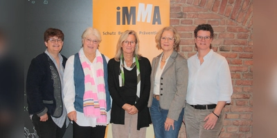 IMMA e.V. unterstützt Mädchen* und junge Frauen* (von links): Stadträtin Micky Wenngatz, IMMA-Mitgründerin Hanne Güntner, Gundula Brunner und Sabine Wieninger (beide geschäftsführende IMMA-Vorständinnen) und Stadträtin Mo Lovis Lüttig. (Foto: job)