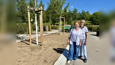 Karin Wolf und Ingrid Emberger (v.l.) vom Kraillinger Seniorenbeirat am neuen Urnenfeld. (Foto: Ulrike Seiffert)