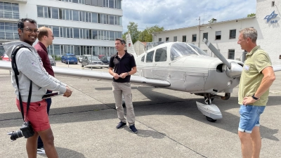 Einweisung der Physiklehrer in das zum „Fliegenden Lehrerzimmer” umfunktionierte Flugzeug am DLR. (Foto: pst)