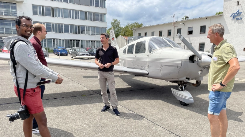 Einweisung der Physiklehrer in das zum „Fliegenden Lehrerzimmer” umfunktionierte Flugzeug am DLR. (Foto: pst)