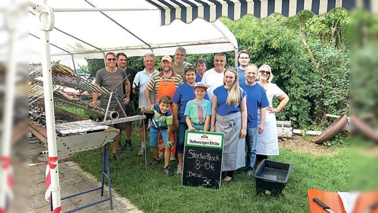 Die fleißige Mannschaft der Bürgervereinigung, die die zahlreichen Gäste mit Makrelen versorgte.	 (F.: privat)
