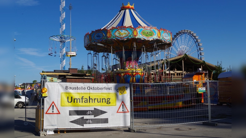 Die Querung der Theresienwiese ist bereits während der Aufbauzeit fürs Oktoberfest gesperrt. Daran will der Bezirksausschuss etwas ändern. (Foto: Beatrix Köber)