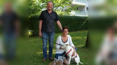 Das Ehepaar Jürgen und Katharina Wollmann von der Tiertafel veranstalten am 22. und 23. August eine Tauschbörse in Oberhaching. (Foto: hw)
