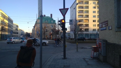 Auf Höhe des Klinikums rechts der Isar haben Radfahrer jetzt die Möglichkeit, auch bei roter Ampel nach rechts in die Einsteinstraße abzubiegen. (Foto: bs)