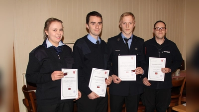 Feuerwehrfrau Laura Längsfeld, Feuerwehrmann Daniel Staudacher und Linus Brösamle, Hauptfeuerwehrmann Alexander Obermaier (v.l.n.r.). (Foto: privat)