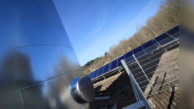 Direkt neben dem Heizkraftwerk steht die neue Solarthermieanlage. (Foto: EA Ebersberg-München)