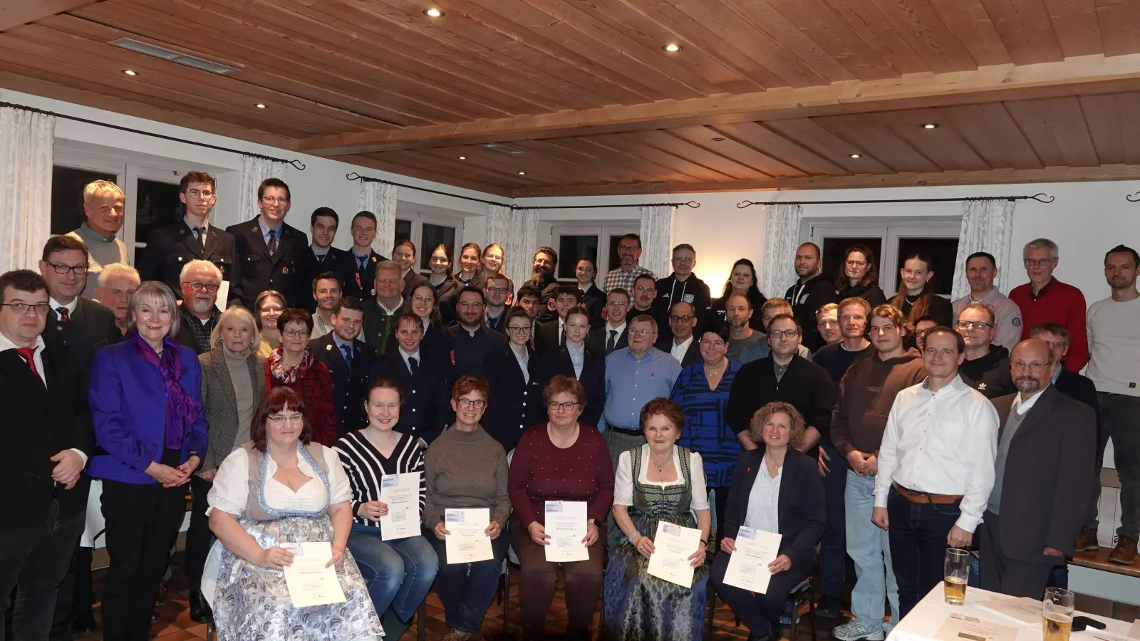 Landrat Martin Bayerstorfer mit den neuen Inhabern der blauen und goldenen Ehrenamtskarte. (Foto: LRA Erding)
