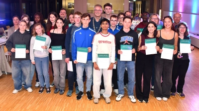 Insgesamt 25 Sportler und ihre Trainer wurden von der Stadt geehrt.  (Foto: Felix Benjamin Brümmer)