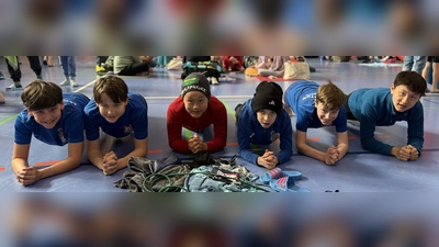 Bei der Startvorbereitung (v.l.): Patrick, Valentin L., Timo, Hector, Valentin B. und Lukas. (Foto: SSG Neptun Germering)