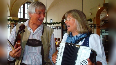 Mit traditionellem Liedgut aus der österreichischen Hauptstadt bringt die Stark Musi Wiener Hoagartnstimmung nach Moosach.  (Foto: Stark Musi)