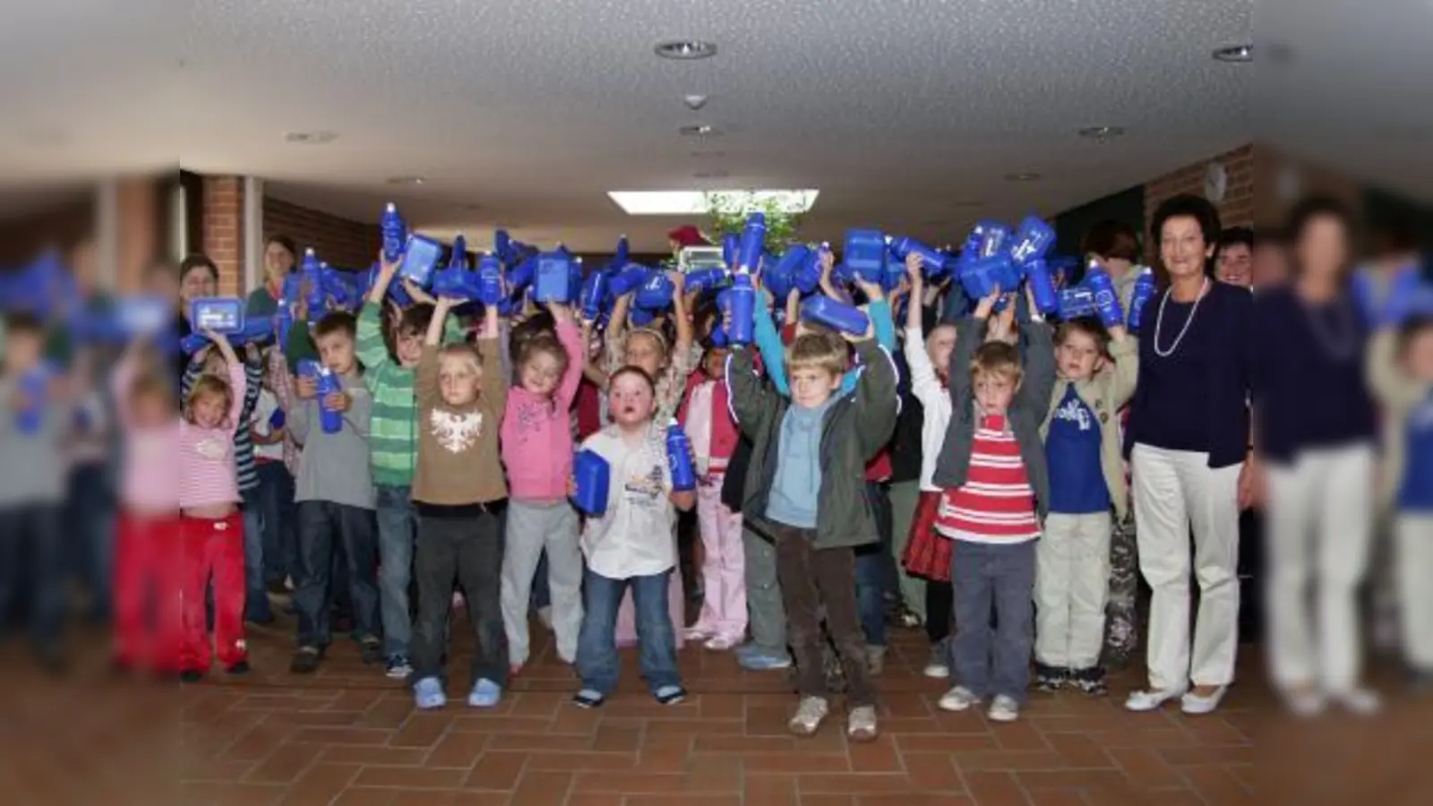 Weil das Lehrerkollegium der Aubinger Grundschule an der Gotzmannstraße mit Rektorin Gudrun de la Camp (rechts) weiß, wie wichtig das gesunde Pausenbrot ist, nimmt die Schule gerne an der „BIO-Brotbox-Aktion“ teil: So gab es auch in diesem Jahr wieder kostenlose Trinkflaschen und Brotdosen für alle Erstklässlerinnen und Erstklässler zum Schulanfang. (Foto: Eva Schraft)