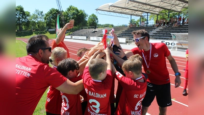 Das frisch renovierte Vaterstettener Stadion war eine ideale Bühne für einen perfekten Finaltag im Sparkassenfußballpokal (Ebersberger Jugendmannschaften der Altersklassen D, E, F) am 30. Juni. (Foto: Kerstin Brehm)