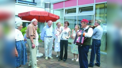 Einen kräftigen Tusch und ein Geburtstagsständchen gab es für die 85-jährigen Geburtstagskinder beim Sommerfest des ASZ Allach-Untermenzing. (Foto: pi)