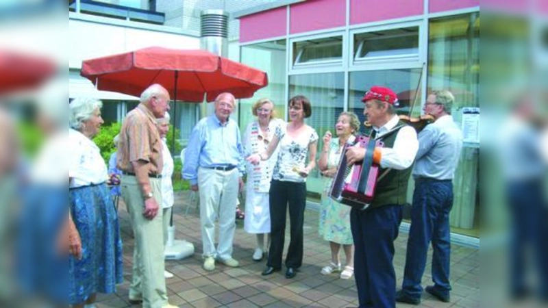 Einen kräftigen Tusch und ein Geburtstagsständchen gab es für die 85-jährigen Geburtstagskinder beim Sommerfest des ASZ Allach-Untermenzing. (Foto: pi)