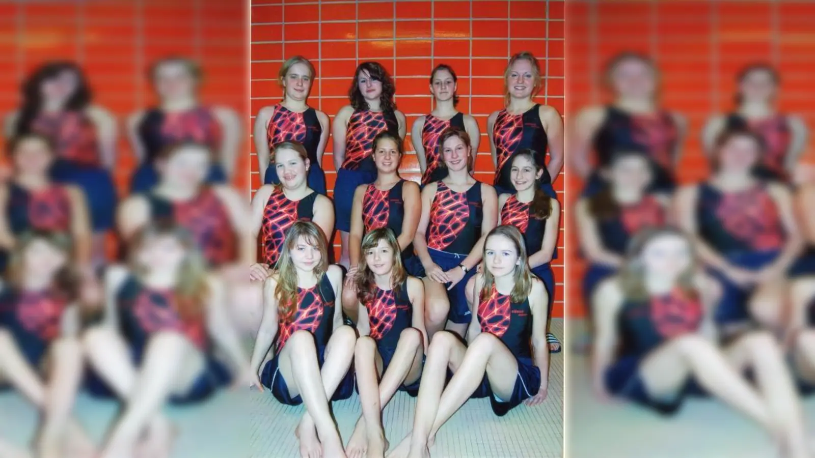 DSV-Pflichtranglistenturnier 2009: Karlsfelder Eintracht-Nixen in den von der Firma „wilmoser elektronic“ gesponserten neuen Badeanzügen. Elisabeth Kraus (mittlere Reihe, 2. v. rechts) und Miriam Sender (hintere Reihe, 3. v. rechts) waren die erfolgreichsten Schwimmerinnen. (Foto: pi)