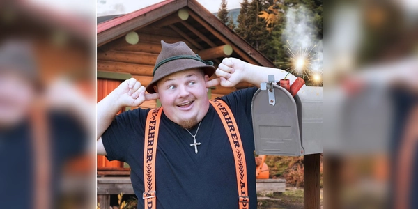 Mit seinen „Lausbuam Gschicht'n” sorgt der „Addfahrer” für einige Lacher. (Foto: T. Willibald)