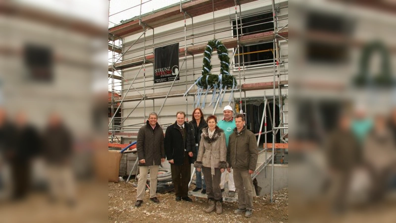 Nach nur zwei Monaten Bauzeit steht bereits der Rohbau des Schulneubaus für die Volksschule Lochham. V.l.: Bauleiter Armin Strunz, Bürgermeister Christoph Göbel, Bauamtsleiterin Elisabeth Breiter, VS-Konrektorin Martina Behr, Polier Gerhard Pritzl und Bernd Obermeier. (Foto: US)