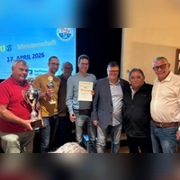 Die Sieger „Cecina 1” sowie die Organisatoren freuten sich über ein gelungenes Quiz (v.l.): Johann Haidt, Axel Stürmer, Anton Selmeier und Harald Rossmeier sowie TSV Präsident Peter Kramer, Volker Staude und Stefan Hartmann (Raiba). (Foto: TSV Gilching-Argelsried e.V.)