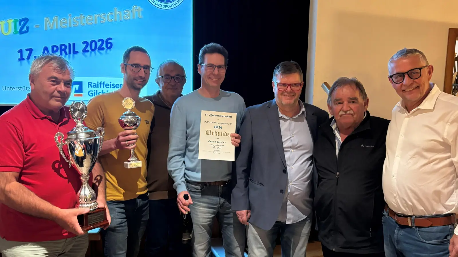 Die Sieger „Cecina 1” sowie die Organisatoren freuten sich über ein gelungenes Quiz (v.l.): Johann Haidt, Axel Stürmer, Anton Selmeier und Harald Rossmeier sowie TSV Präsident Peter Kramer, Volker Staude und Stefan Hartmann (Raiba). (Foto: TSV Gilching-Argelsried e.V.)