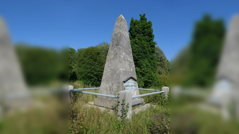 Die Basispyramide in Unterföhring erinnert an den Beginn der Landvermessung in Bayern. Ebenfalls unter Denkmalschutz stehen das Bürogebäude in der Brodersenstraße 36 und das Pumpen- und Floßwärterhäuschen in St. Emmeram. (Foto: Max Berger/CC BY-SA 4.0, gemeinfrei, Marsupilami/CC BY-SA 3.0)