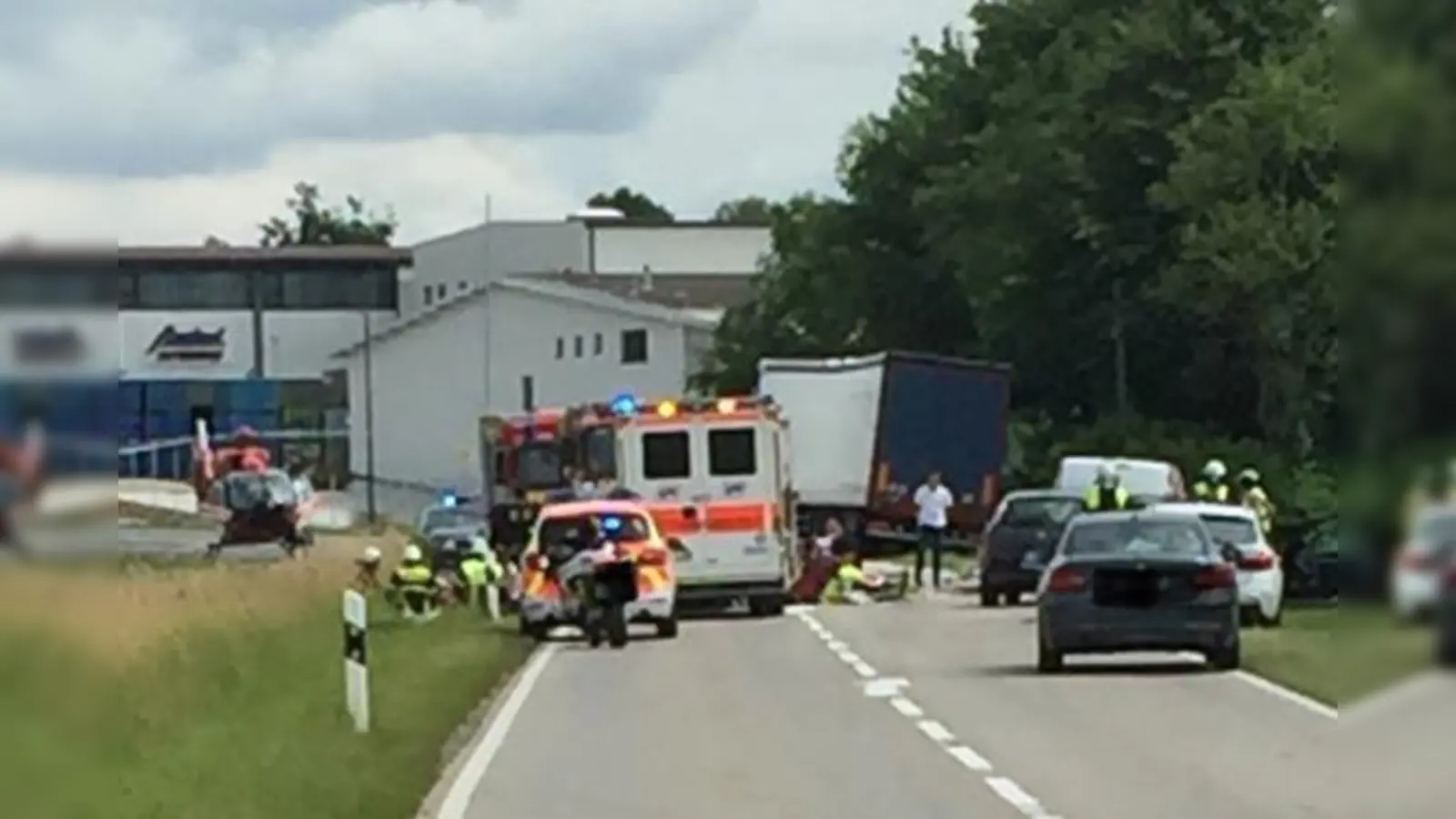 Ein Radfahrer wurde kurz vor dem Ortseingang von Oberpframmern von einem LKW überfahren und verstarb, trotz Reanimierungsversuche, an der Unfallstelle.  (Foto: Wolfgang Mende)
