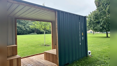 Der Kulturcontainer auf der Wiese zwischen Karlsgymnasium und Krankenhaus soll die Aufenthaltsqualität verbessern und künftig auch Kunstaktionen zeigen. (Foto: Ulrike Seiffert)
