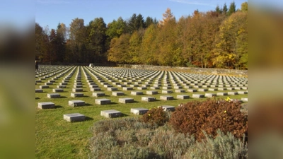 Fast jedes Jahr pflegen junge Leute aus verschiedenen Nationen im Rahmen der Internationalen Jugendbegegnung des Volksbundes Deutsche Kriegsgräberfürsorge e. V. die Gräber der Gefallenen. (Foto: K.H.)