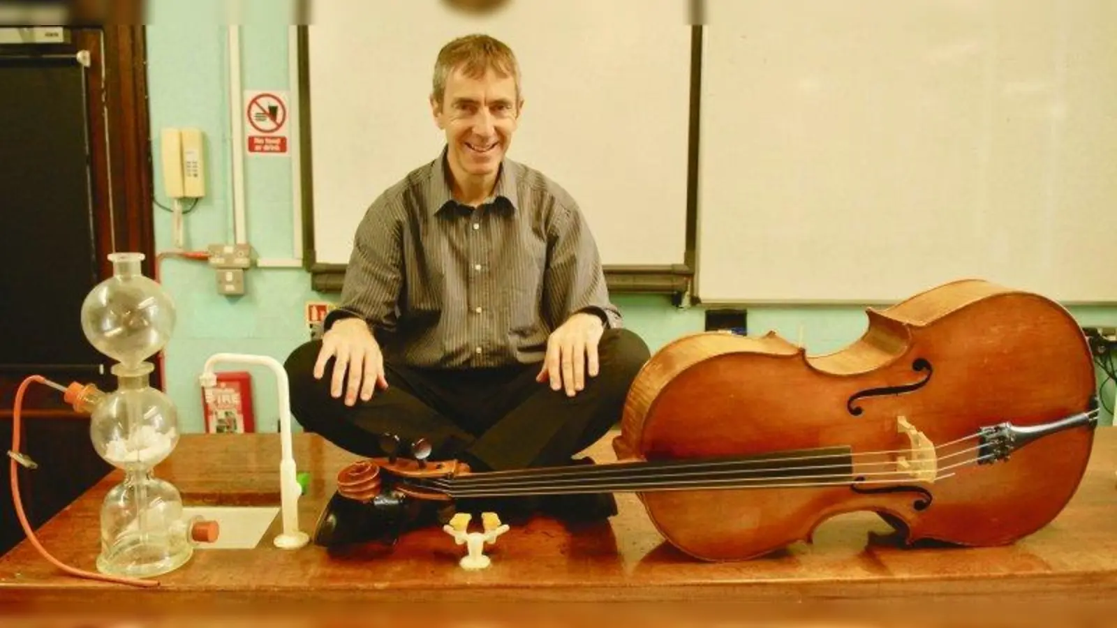 David Frühwirth (Violine), Konstantin Sellheim (Viola), Graham Waterhouse (Violoncello), <br>Anna Karapetyan, Katharina Sellheim (Klavier),  das Philharmonische Quartett München, <br>Andrew Z. Szydlo (chemische Intermezzi) und Birgit Chlupacek (szenische Einrichtung) laden ein. (Foto: Andrew Z. Szydlo)